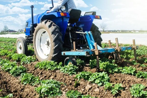 Tracteur Ramde Source lors de travaux agricoles mécanisés